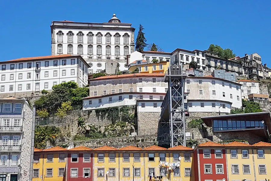 Färgglada hus vid Cais da Ribeira längs floden Douro i Porto